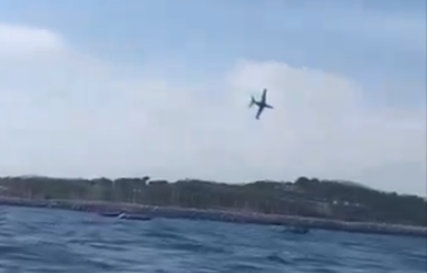 Vídeo: Avião cai no mar durante comemoração na França