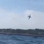 Vídeo: Avião cai no mar durante comemoração na França
