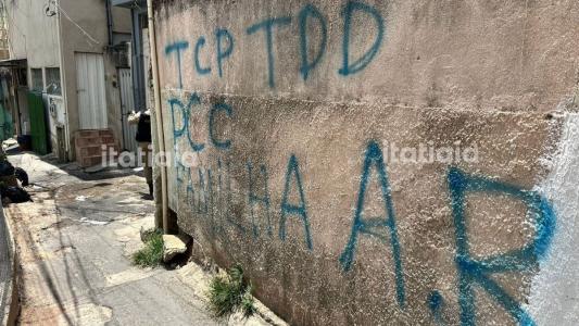 Muro foi pichado com siglas de facções da união que rivaliza com o Comando Vermelho em Minas Gerais