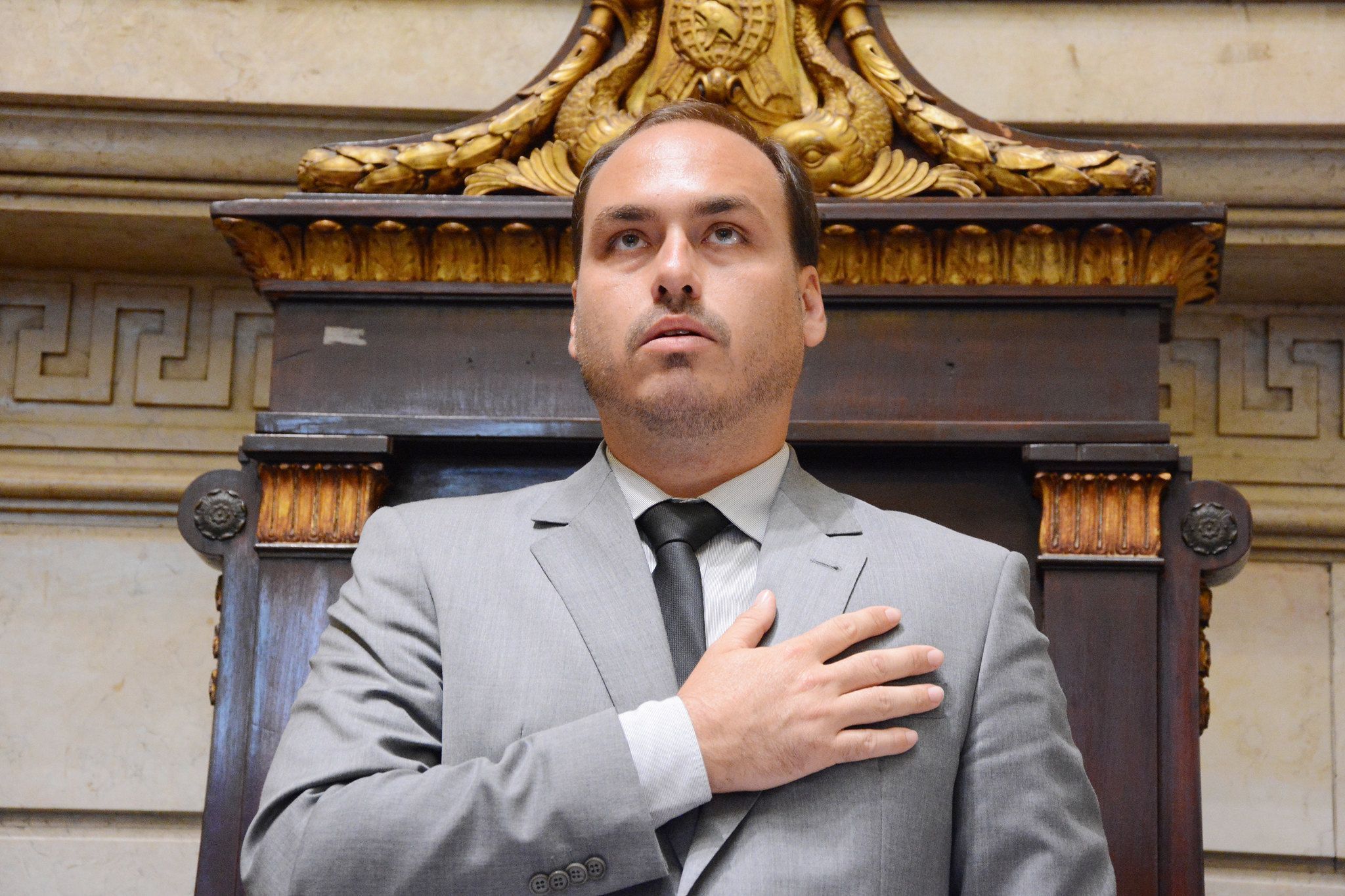 Carlos Bolsonaro cogita trocar de domicílio eleitoral e mira vaga ao Senado
