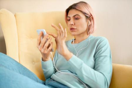 fone de ouvido ouvindo audio