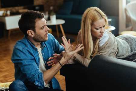 Casal durante discussão