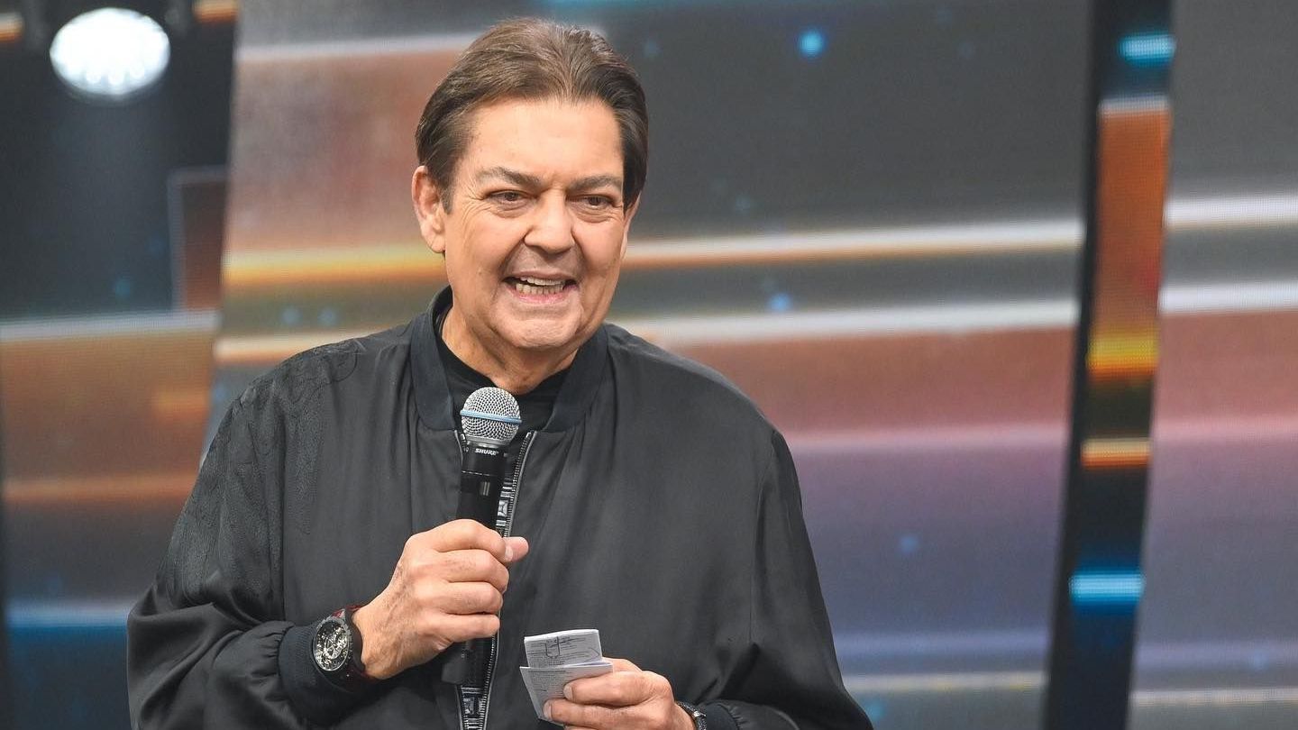 Após transplantes, Faustão posa com a família em clique raro e fala sobre estado de saúde