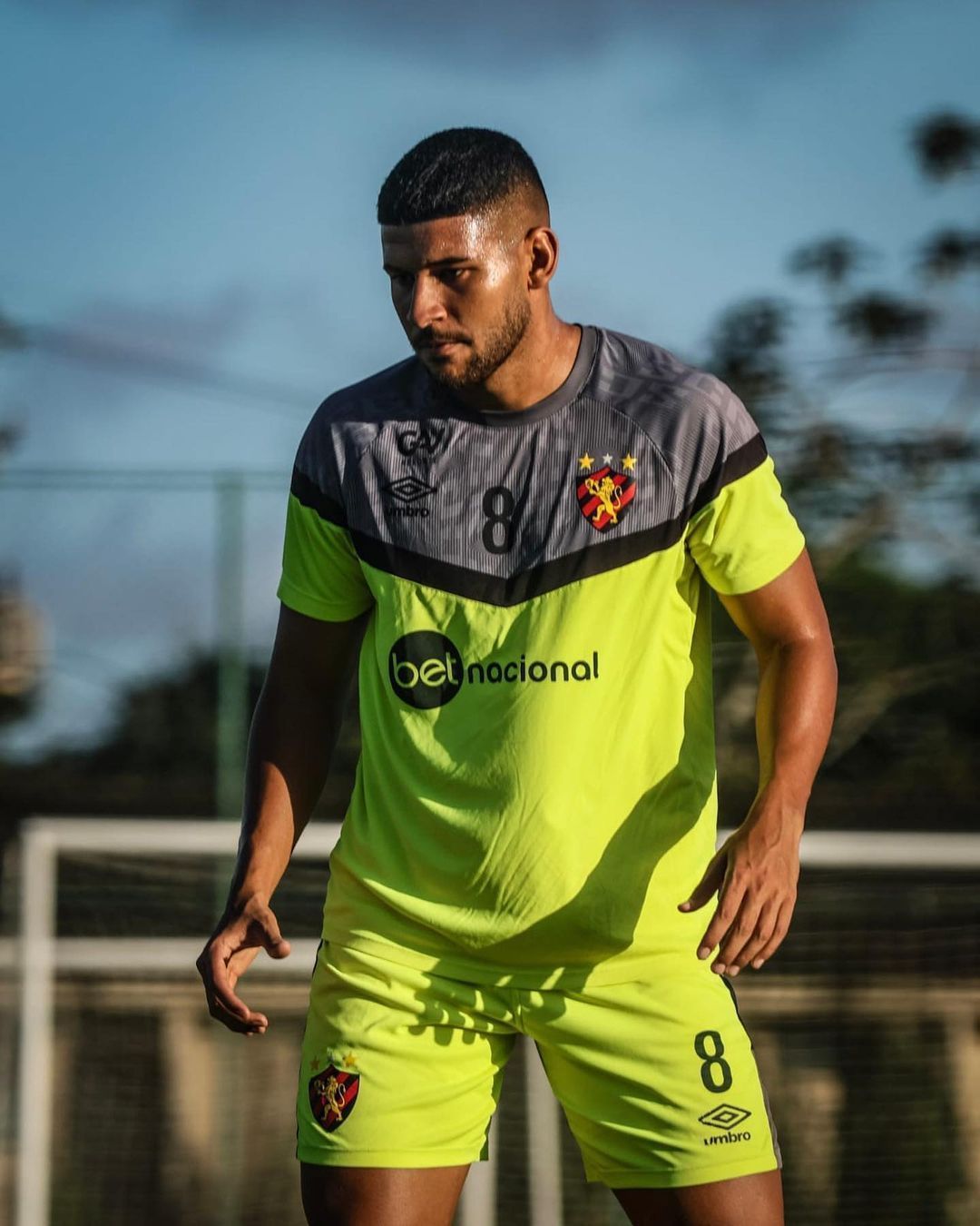 Sport retifica informação do Sampaio Corrêa: zagueiro Renzo segue no Leão