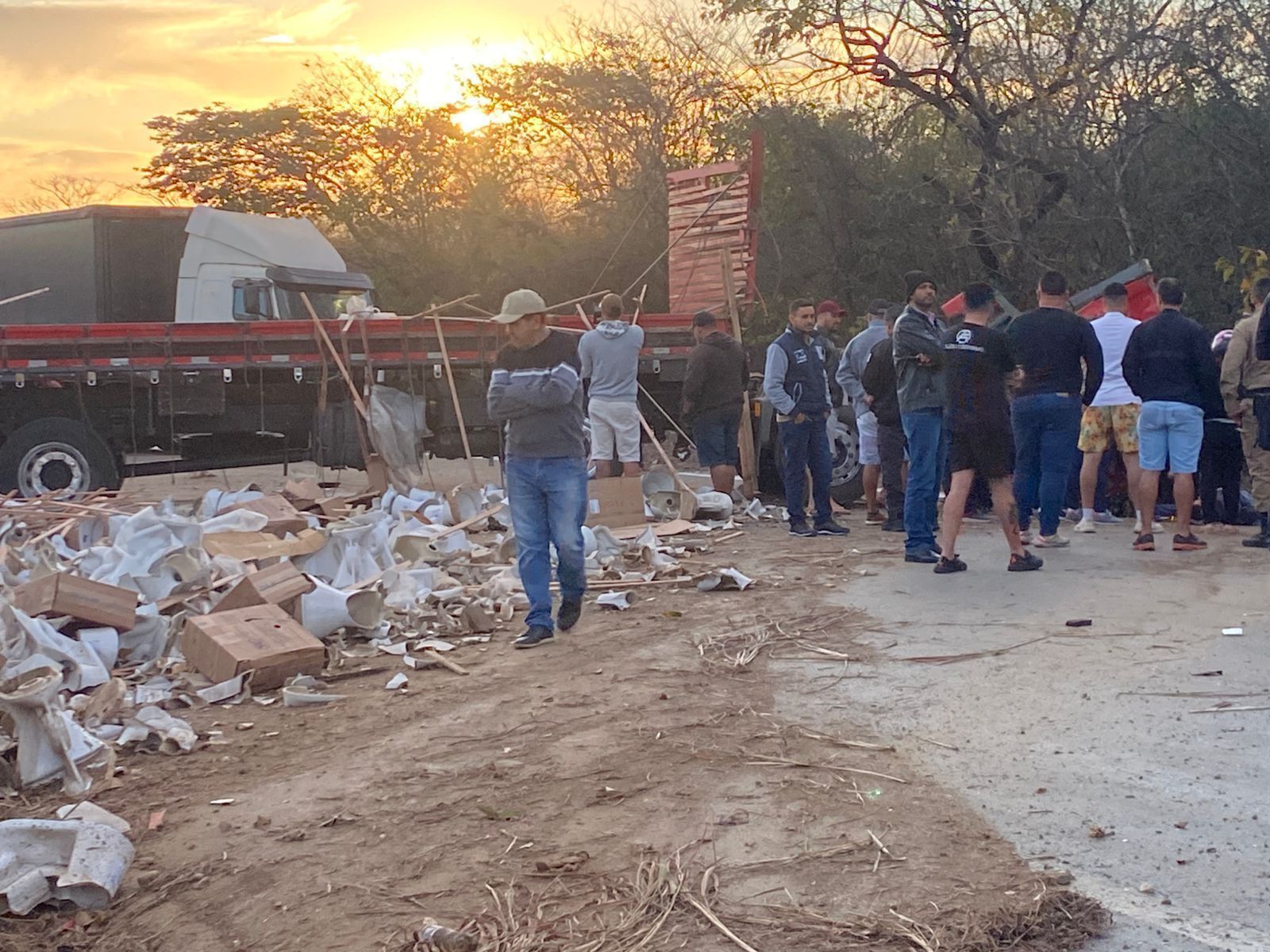 Caminhão com vasos sanitários tomba na ‘descida do sabão’ e interdita BR-251 em Francisco Sá (MG)