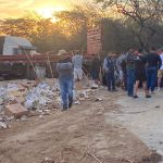 Caminhão com vasos sanitários tomba na ‘descida do sabão’ e interdita BR-251 em Francisco Sá (MG)