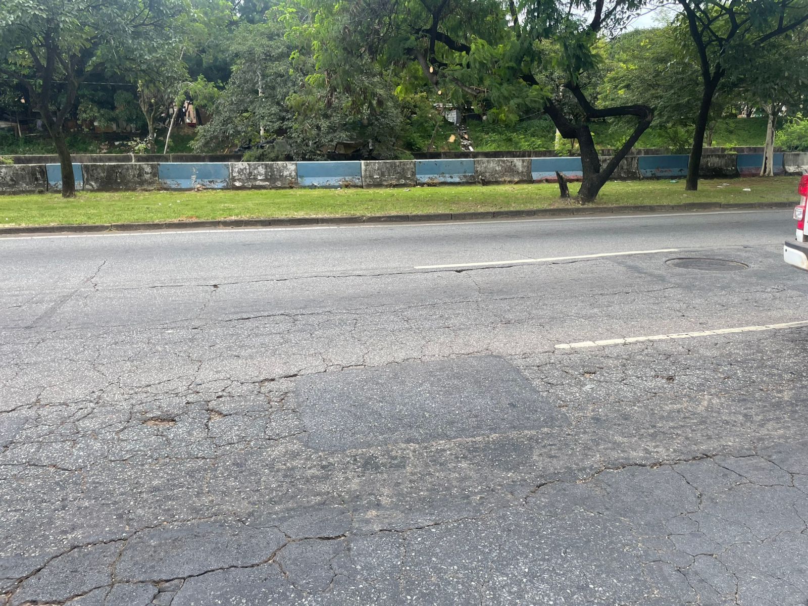 Rachaduras em asfalto colocam motoristas em risco na Via Expressa, em BH