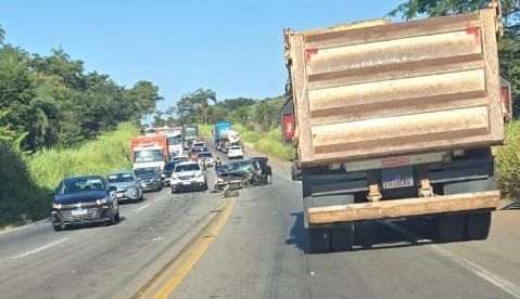 Acidente grave na BR-381 deixa uma pessoa presa às ferragens e trava a rodovia