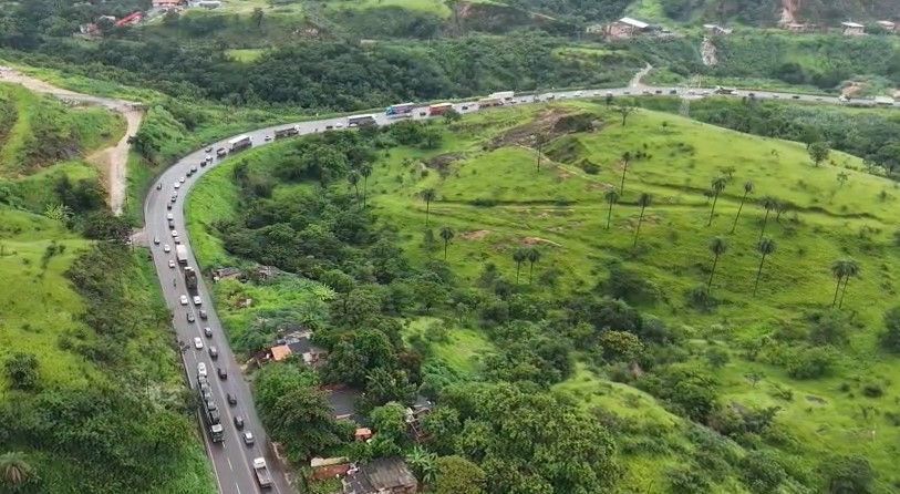 Acidentes e trânsito lento: motoristas enfrentam congestionamentos nas estradas que cortam MG