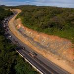 Detonação de rocha interdita BR-135, no Norte de Minas, nesta quinta-feira (16); veja trecho
