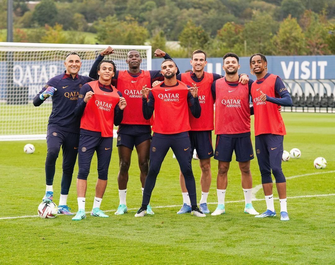Lateral francês oferecido ao Corinthians posta vídeo com música de Depay e anima torcedores