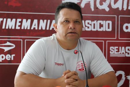 Kuki durante coletiva de apresentação do atacante Jorge Henrique, em 2019