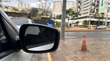 Retrovisor de carro molhado em dia de chuva em BH