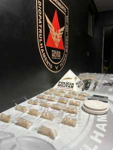 No local, foram apreendidas 841 pedras de crack , uma barra de crack, uma barra de maconha, uma porção adicional de maconha, três celulares, R$ 15 em dinheiro e dois aparelhos de balança eletrônica