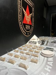 No local, foram apreendidas 841 pedras de crack , uma barra de crack, uma barra de maconha, uma porção adicional de maconha, três celulares, R$ 15 em dinheiro e dois aparelhos de balança eletrônica