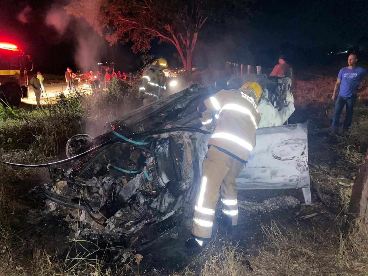 Irmãos morrem em acidente de carro na MGC-401, no Norte de Minas;  carro capotou e pegou fogo