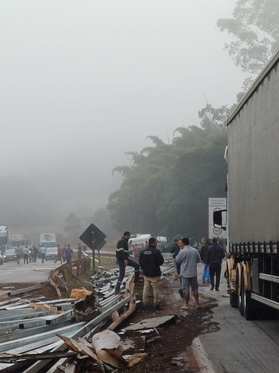 Batida na Fernão Dias, na Grande BH, provoca congestionamento quilométrico