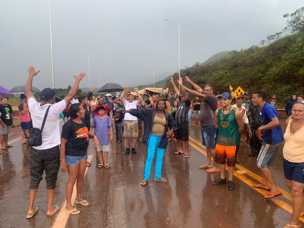 BR-040 é liberada após manifestação por falta de energia bloquear a rodovia