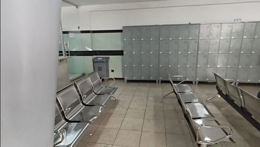 Ambulâncias têm levado pacientes para outras unidades; corredores seguem cheios à espera de vagas