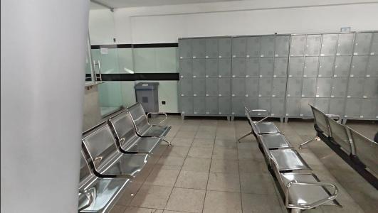 Ambulâncias têm levado pacientes para outras unidades; corredores seguem cheios à espera de vagas