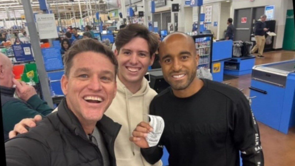 Torcedores pagam compra de Lucas Moura, do São Paulo, em supermercado nos EUA