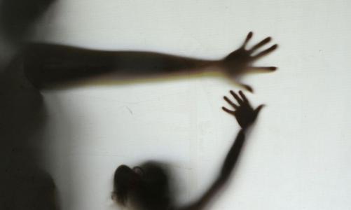 A cada 15 horas, uma mulher é vítima de feminicídio no país, diz pesquisa | CNN Brasil