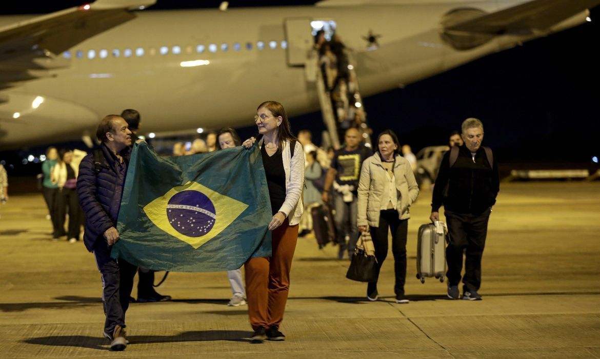 Novo voo com brasileiros repatriados dos EUA chega a Confins nesta quinta