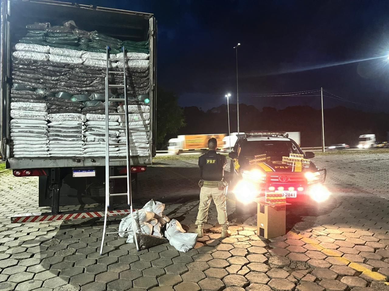 Carreta com mais de 600 mil maços de cigarro irregular é apreendida na Fernão Dias