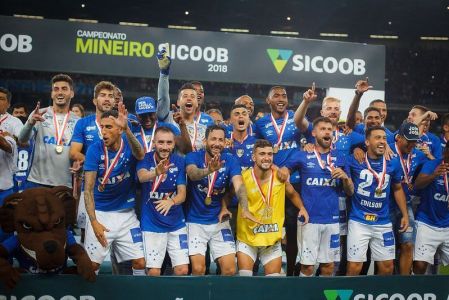 Time do Cruzeiro celebrando o título do Campeonato Mineiro de 2018