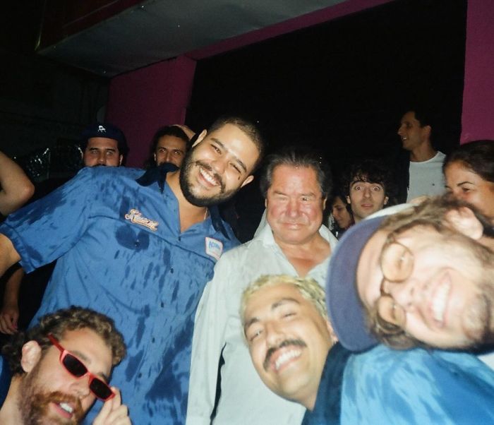 Integrantes da banda Jovem Dionísio em momento com Pedro Domingos Morre Pedrinho
