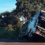 Batida entre ônibus de viagem e carro deixa 12 feridos e três mortos em Minas; criança de 3 anos está entre as vítimas 