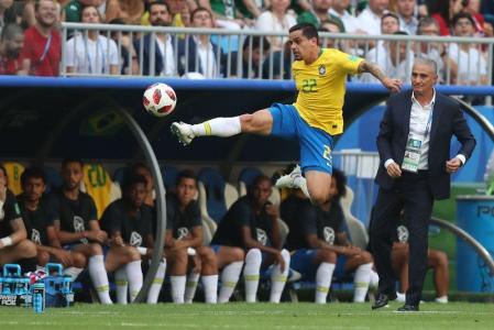 Fagner e Tite em jogo da Seleção Brasileira na Copa do Mundo de 2018