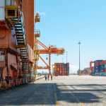 Indústria impulsiona exportações e balança comercial registra superávit em janeiro