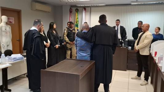 De acordo com a denúncia, Naire agiu por motivo torpe, e recurso que dificultou a defesa de Wallysson, e ainda por discriminação racial, inconformado em aceitar que a vítima, um homem negro, fosse policial penal