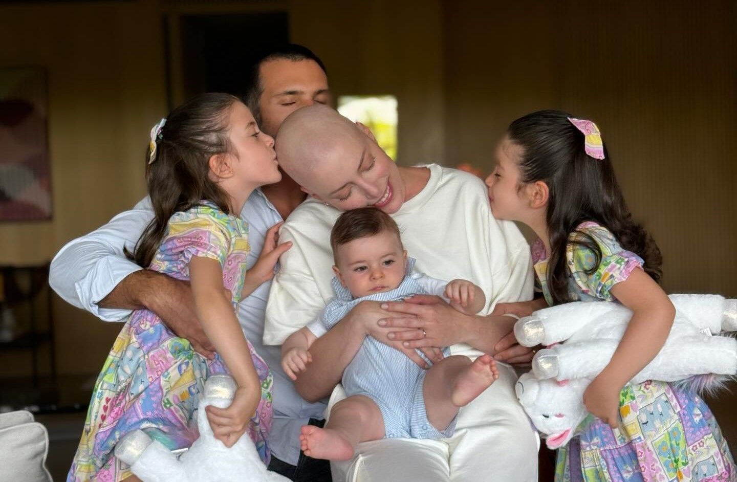 Após alta de internação para transplante de medula, Fabiana Justus mostra primeiros momentos com os filhos