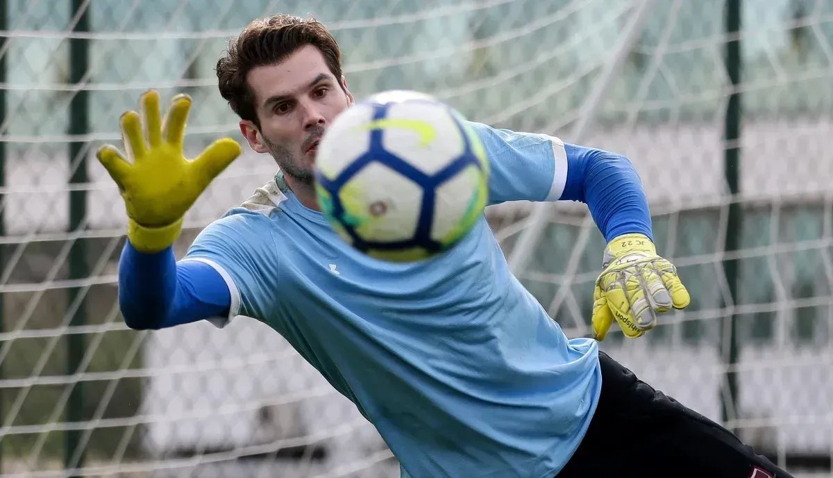 Clube mineiro contrata goleiro ex-Benfica e Fluminense