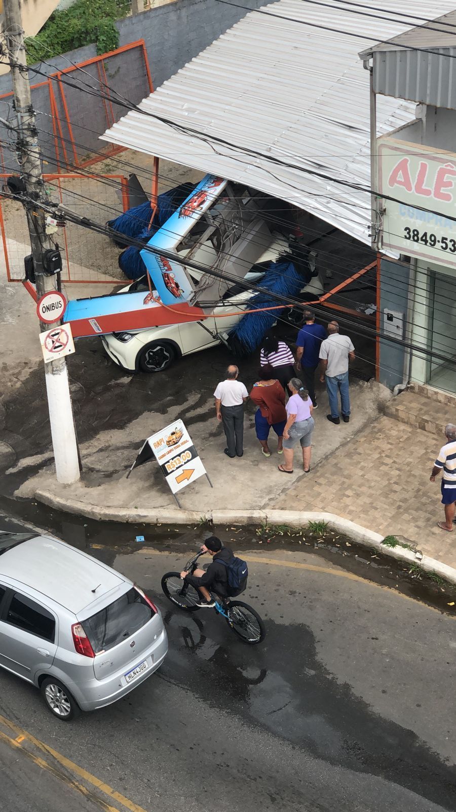 Carro é 'esmagado' por estrutura de lava-jato no interior de MG