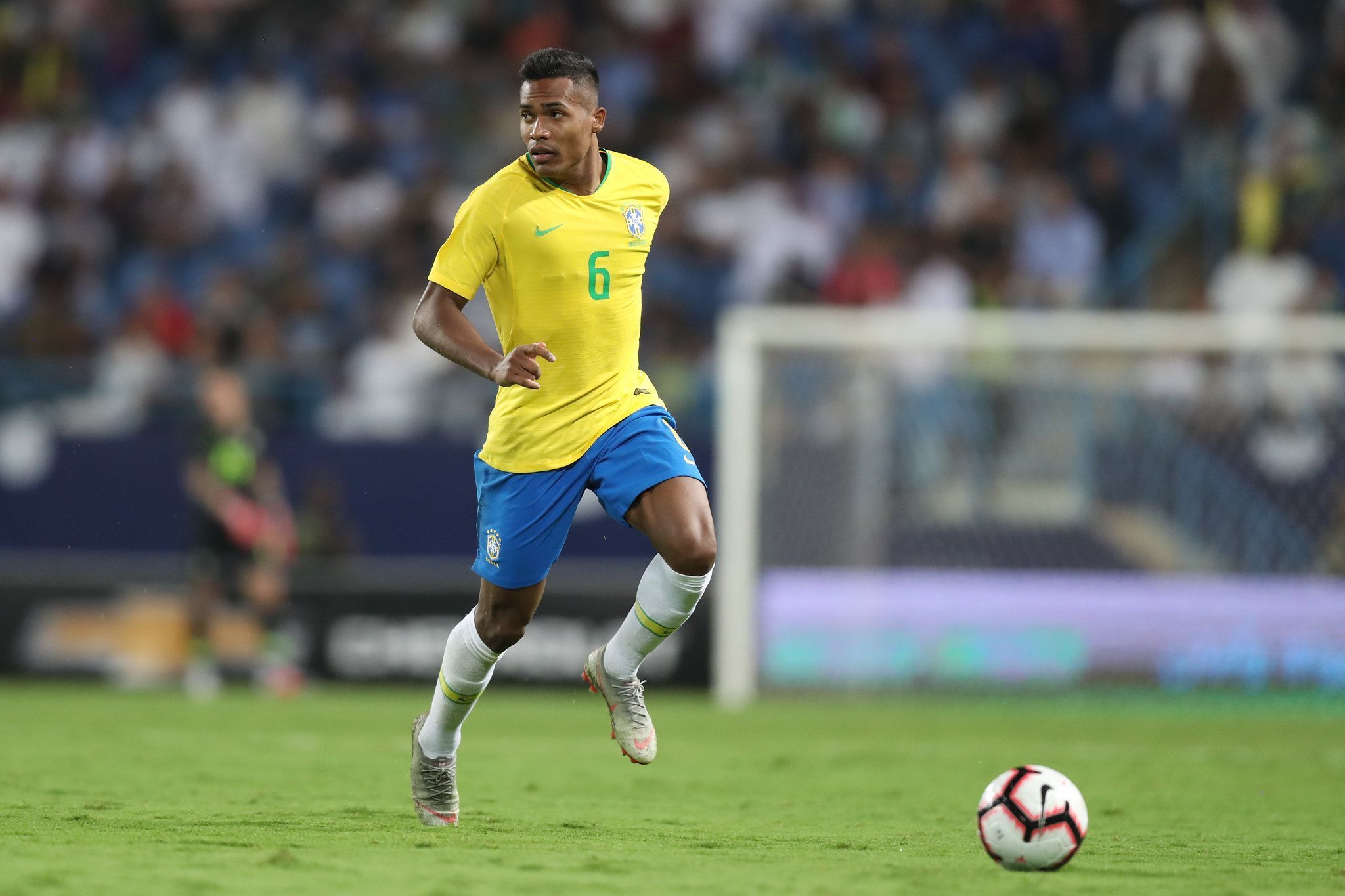 Negociação avança, e Flamengo está próximo de contratar Alex Sandro