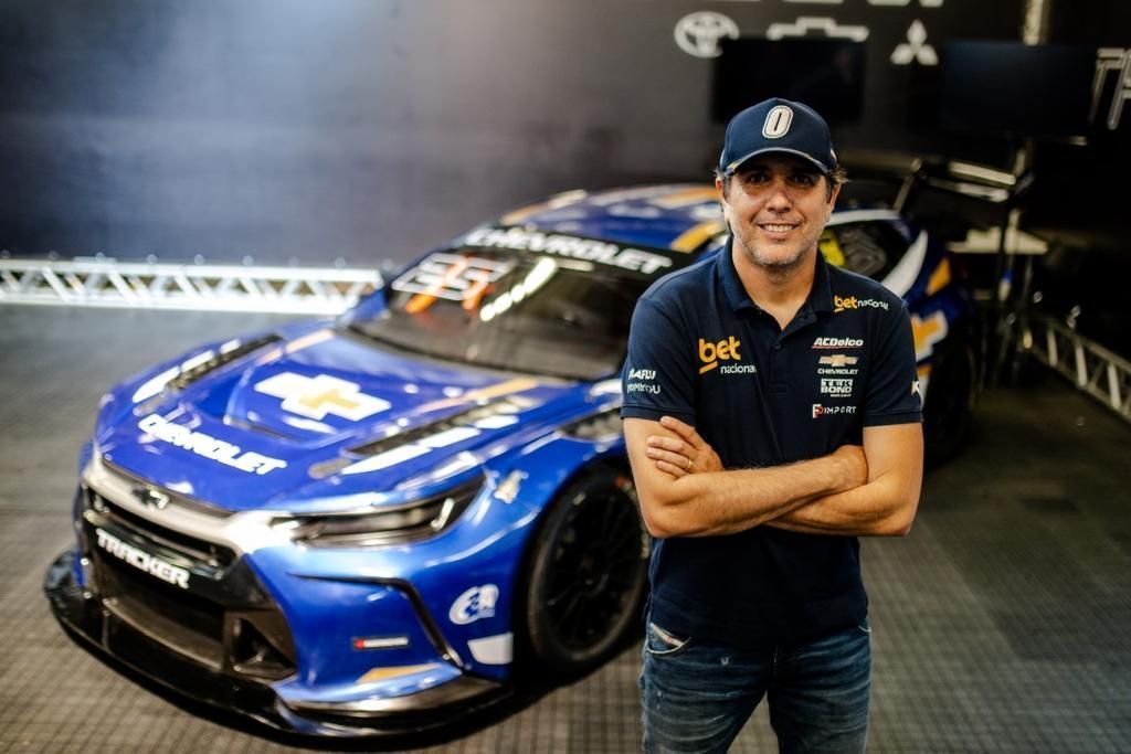 Cacá Bueno, pentacampeão da Stock Car, anuncia novidade para temporada 2025