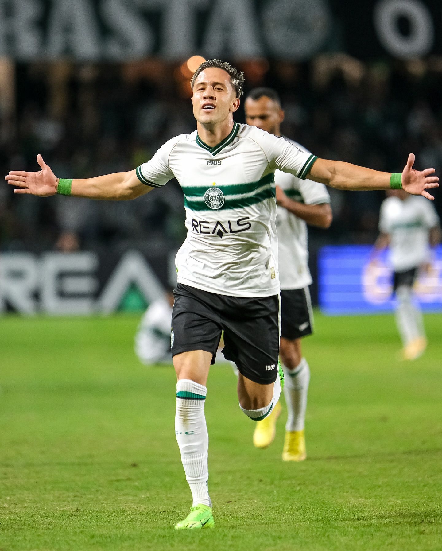 Com golaço de antes do meio de campo, Coritiba vence Ituano pela Série B