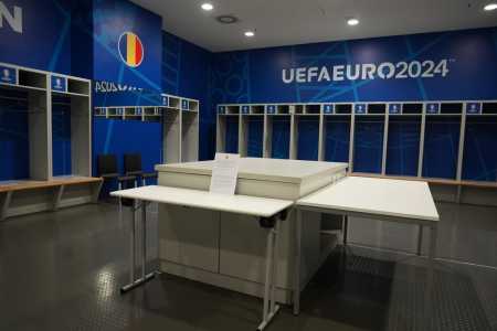 SELEÇÃO DA ROMÊNIA LIMPA VESTIÁRIO APÓS ELIMINAÇÃO NA EUROCOPA