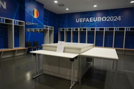 SELEÇÃO DA ROMÊNIA LIMPA VESTIÁRIO APÓS ELIMINAÇÃO NA EUROCOPA