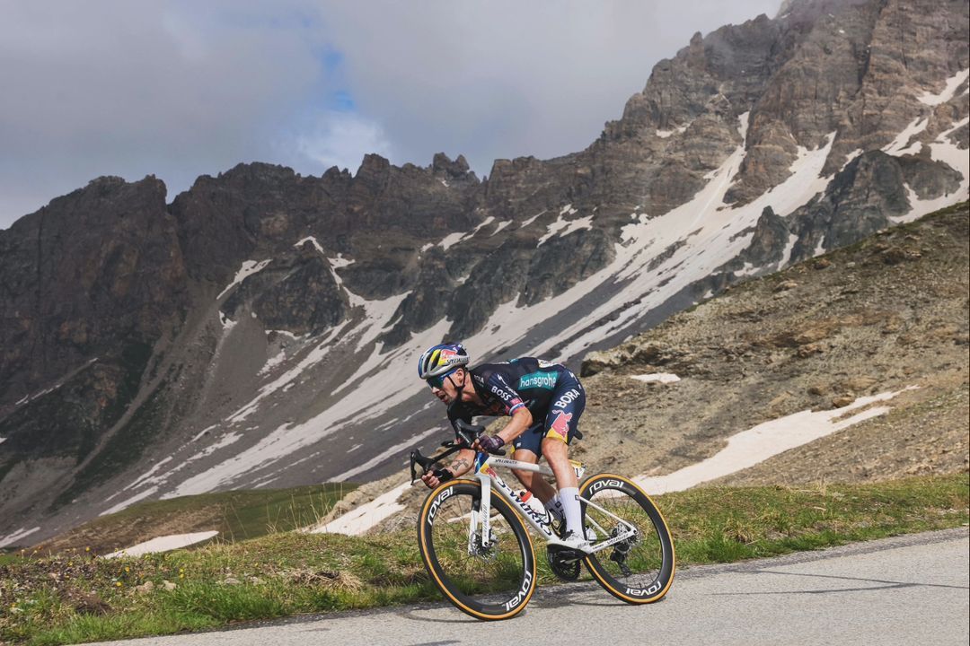 Campeão olímpico de ciclismo desiste de Volta da França após acidente