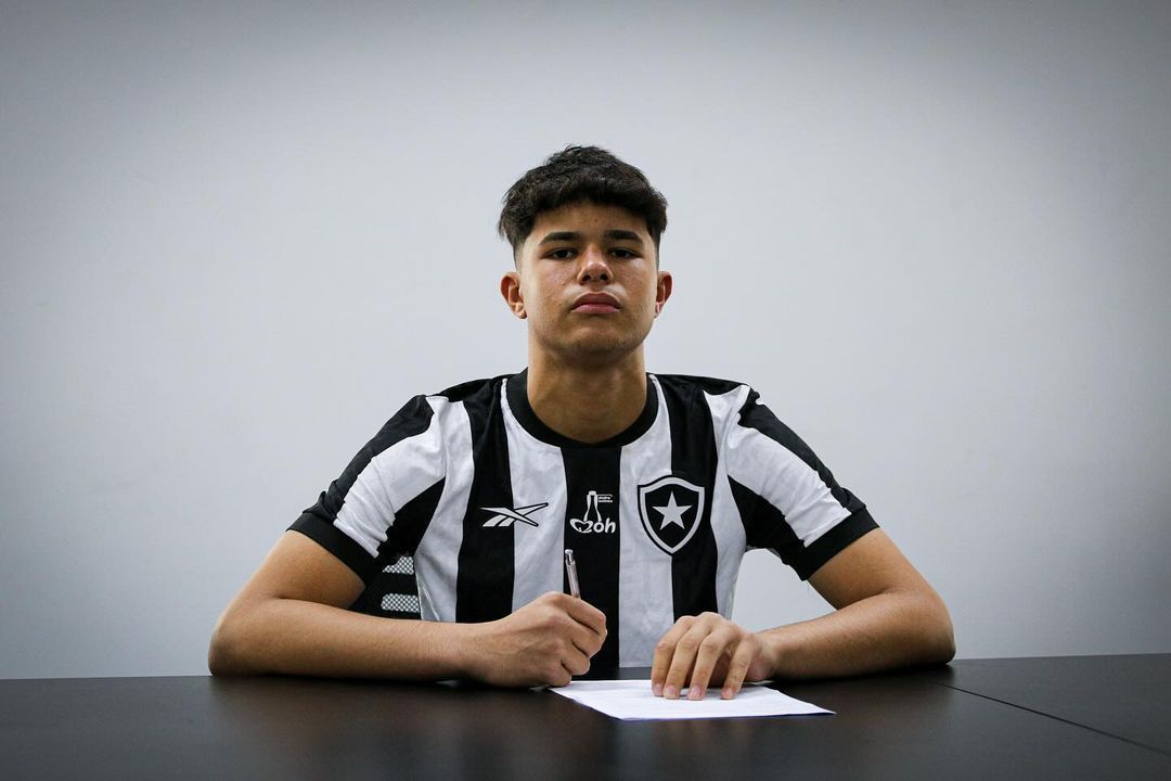 Goleiro Bruno tenta aproximação com filho, contratado pelo Botafogo