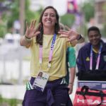Luísa Stefani e mais atletas do Time Brasil chegam a Paris; veja fotos