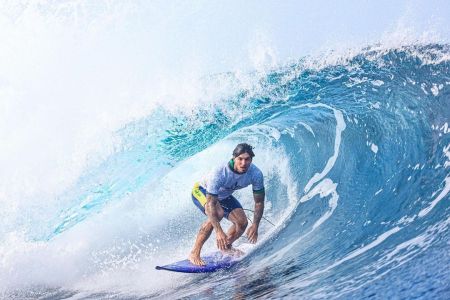Surfistas brasileiros treinam em Teahupo'o, no Taiti