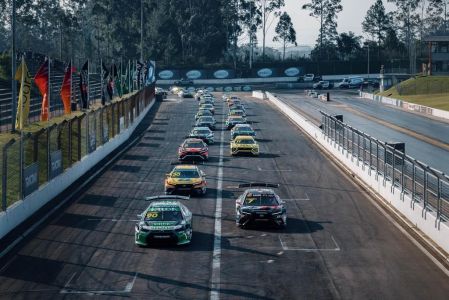 Carros da Stock Car durante corrida da temporada 2025