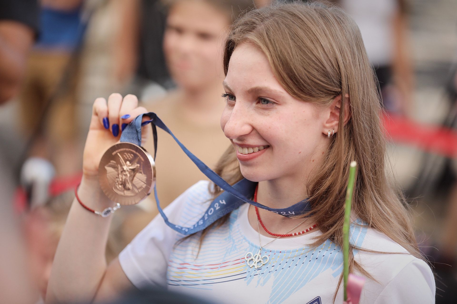 Bronze no pódio de Rebeca Andrade, Barbosu recebe medalha em cerimônia especial