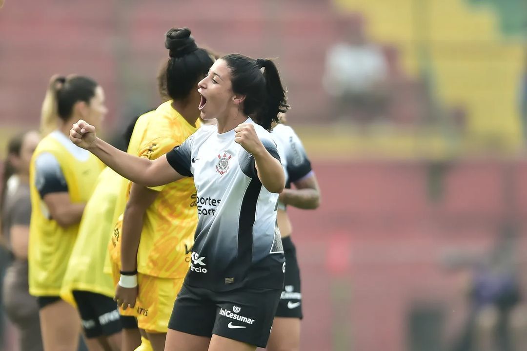 Corinthians perde para o Palmeiras, mas segura vantagem e vai à final do Brasileiro Feminino