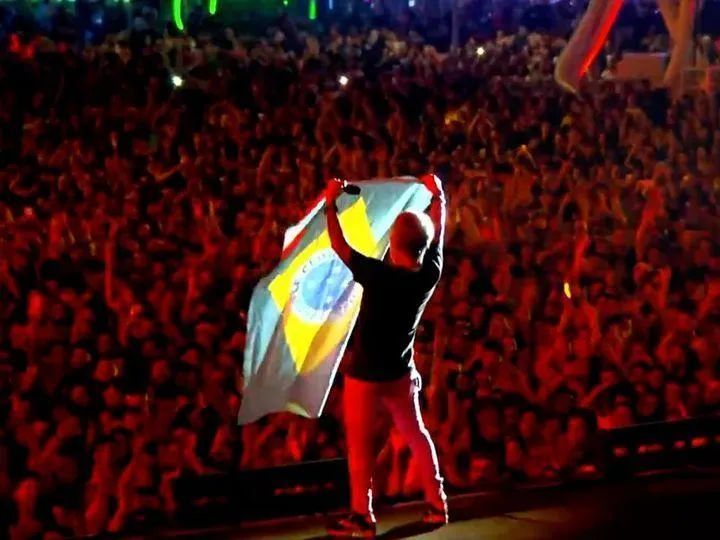 Quem são os vocalistas internacionais que ergueram bandeira do Cruzeiro no Rock in Rio